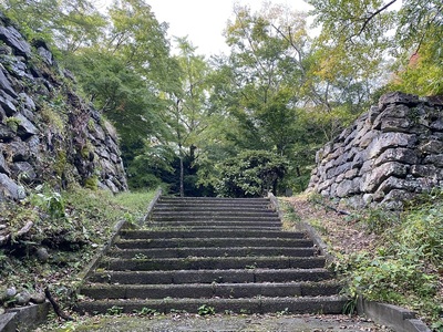 大手門跡と両脇の石垣