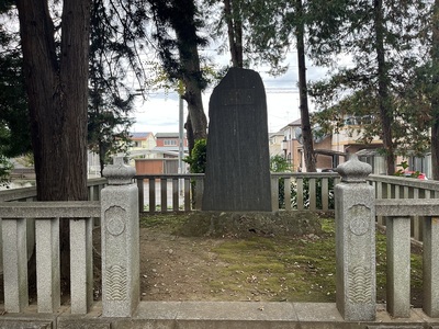 精忠神社の畳塚