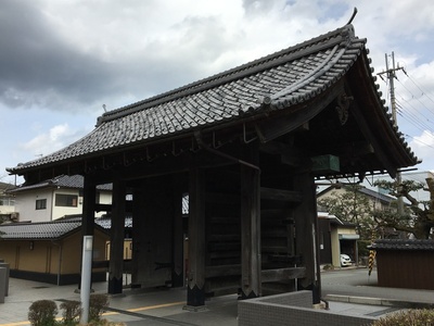 旧豊岡県庁の正門（内側から撮影）