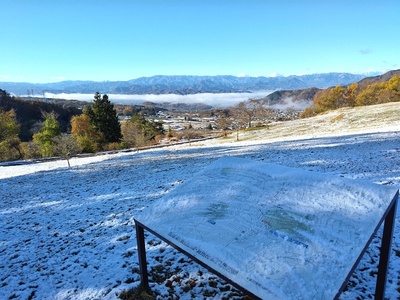 雪の朝一番の城跡入口と遠景