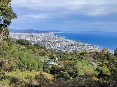 小田原市街と相模湾を望む