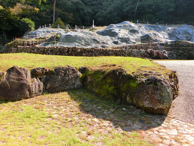 山麓居館跡に残る巨石石垣