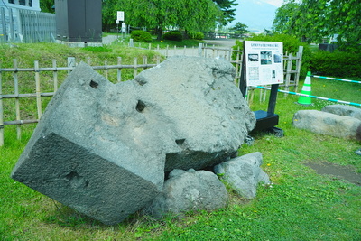 いかすみ石　移動中の天守前から