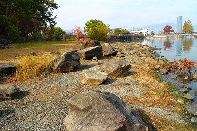 湖岸の石垣