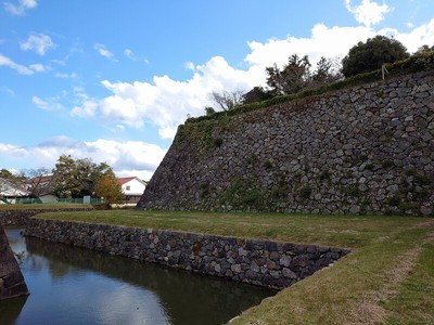 本丸の石垣と内堀