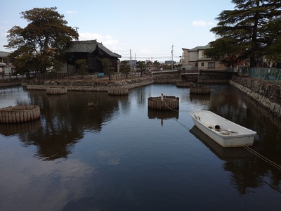 水堀と小舟