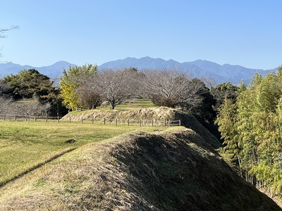 二ノ丸土塁からの三ノ丸