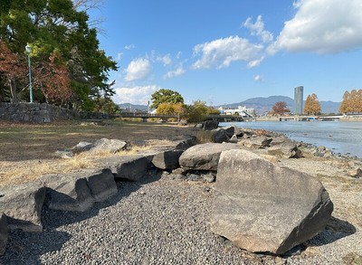 湖岸石垣