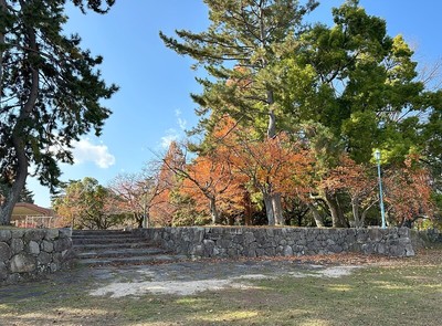 湖側からの石垣