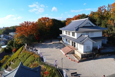 岩崎城 天守から見た歴史記念館