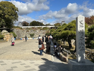 太鼓門跡と城址碑