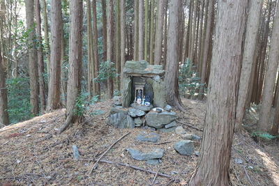 西郭群の最高所にある小さな祠