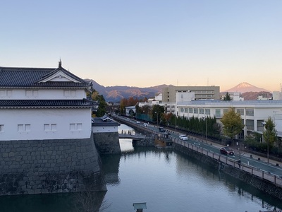 静岡市歴博から赤焼けの富士と巽櫓を望む