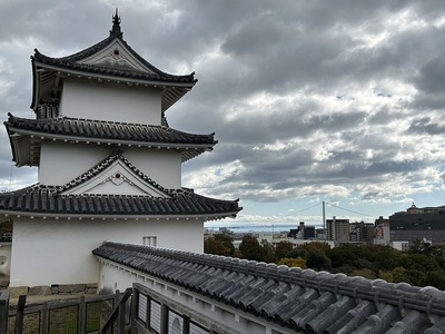 巽櫓と明石海峡大橋