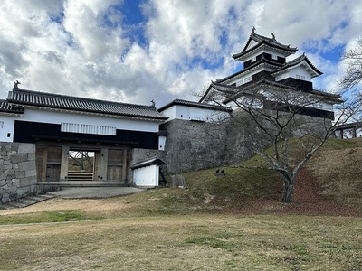 竹ノ丸から三重櫓と前御門を眺める