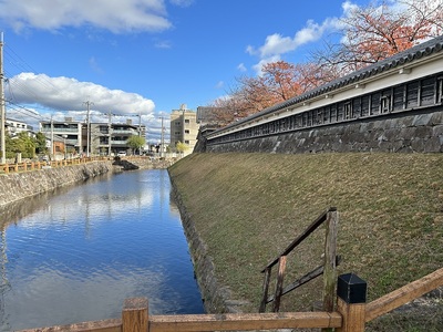 北門外側の水堀・土塁