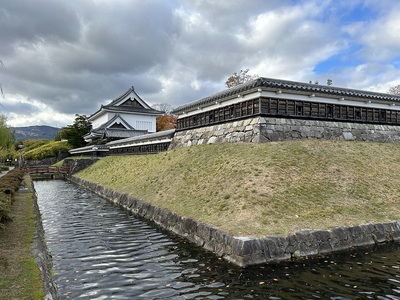 本丸東南隅櫓跡・土塁・水堀