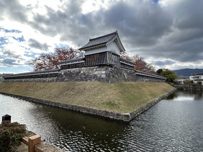 本丸北東隅櫓（模擬）・土塁・水堀