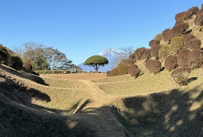 西の丸と西櫓の間から富士山を望む