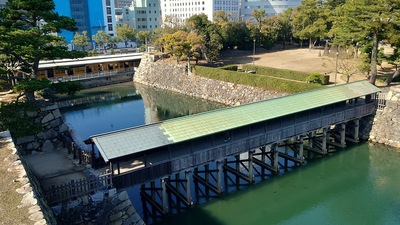 鞘橋、奥に琴電と高松築港駅
