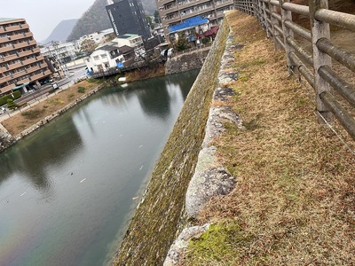 天守台石垣と堀