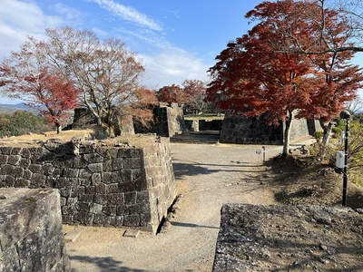 西中仕切門跡からの太鼓櫓・鐘櫓跡