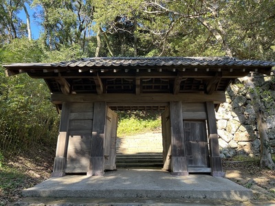 正面から見た浜田県庁の門