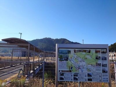 JR八木駅前からの城跡遠景