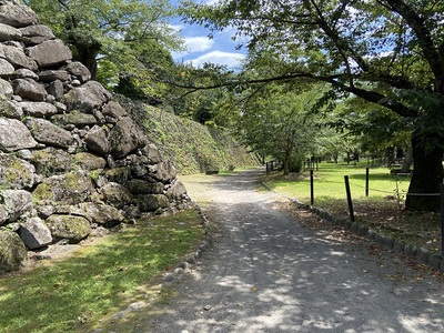 天守台石垣と馬場