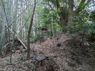 安房神社の土塁