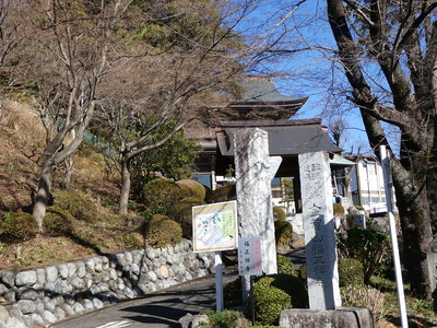 寺の入口から見た惣門・山門