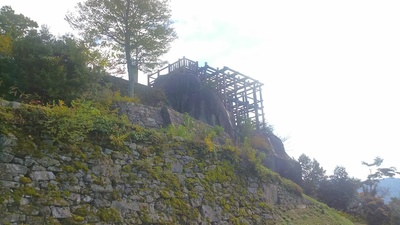 天然の巨岩を利用した天守台の石垣