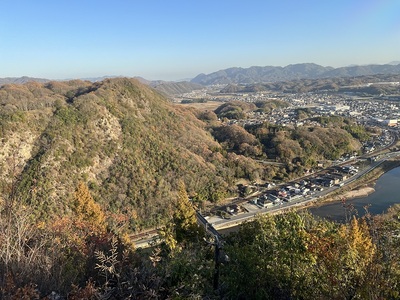 詰の丸からの高山城址　城下