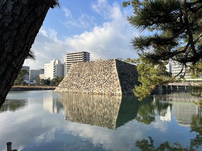 天守台、三の丸から