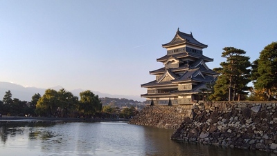 夕日が照らす松本城