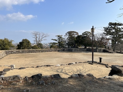 天守台からの本丸上段