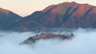 霧に浮かぶ竹田城(立雲峡から)