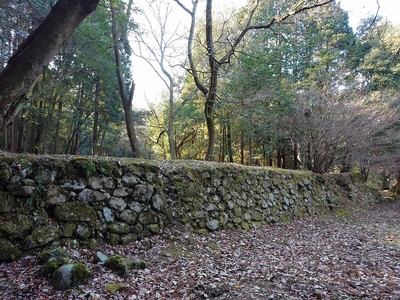 井戸跡前の石垣