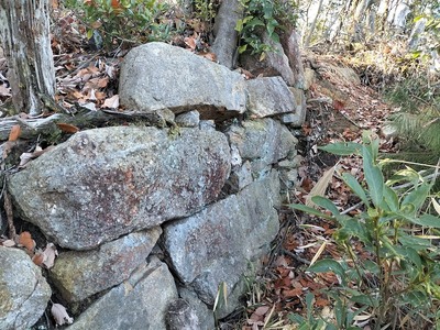 主郭東側の石垣跡