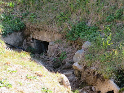 土塁下の石組暗渠