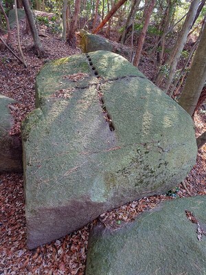 くさび跡の残る大岩