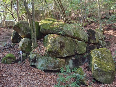 一の曲輪入口の巨石