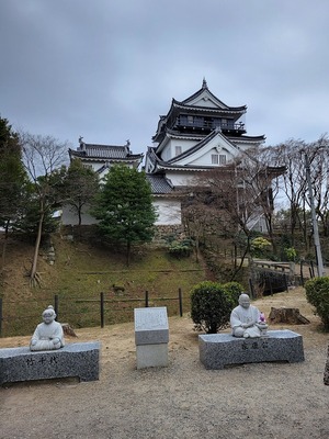 出世ベンチと天守