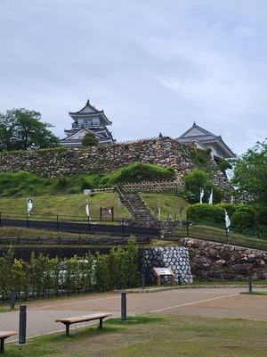 南広場からの天守