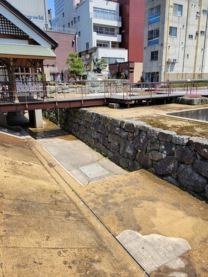 遺構の中央に柴田勝家公像