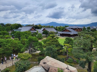 天守閣跡から眺める本丸庭園