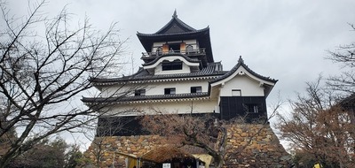 お土産店側より天守