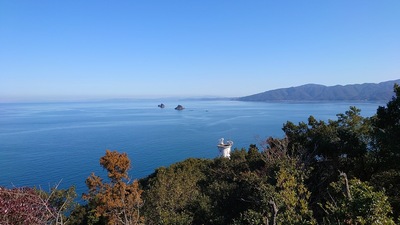 東の郭から見た引田灯台と毛無島、通念島、松島