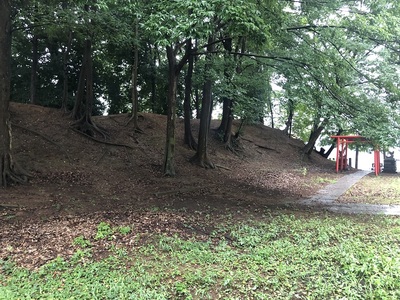 城山稲荷神社の土塁