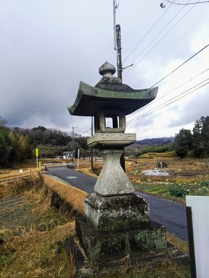 集落街道沿いの常夜燈